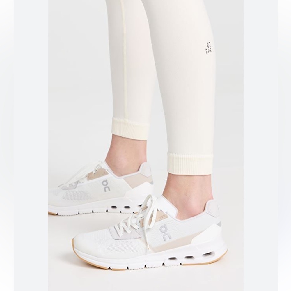 ON Running Frost/
Cloudrift women size 9 gently used